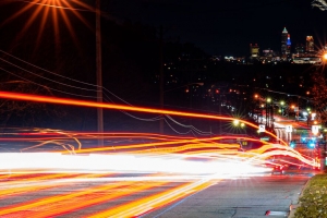 道路 尾灯 灯 辉光 建筑物 夜晚 长时间的 4k壁纸 3840x2160