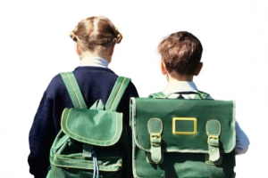 背着书包上学校高清PNG透明免扣设计素材免费下载