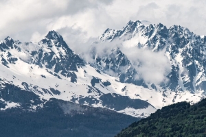 山脉 山谷 山峰 雪 树木 天空 4k壁纸 3840x2160
