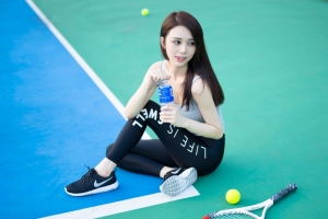 网球场可爱长发美女4k壁纸