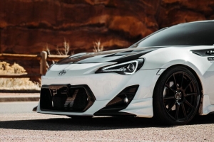 丰田gt86 丰田 汽车 白色 道路 岩石 4k壁纸 3840x2160
