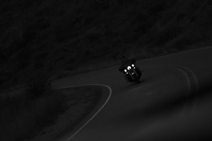 摩托车 自行车 骑自行车的 摩托车手 道路 夜晚 黑色 4k壁纸 3840x2160