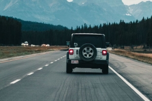 汽车 suv 灰色 道路 4k壁纸 3840x2160