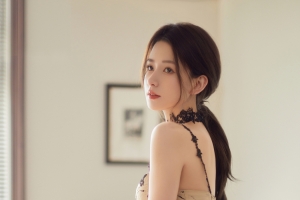 王秋紫 长裙子美女侧身 4k手机壁纸竖屏