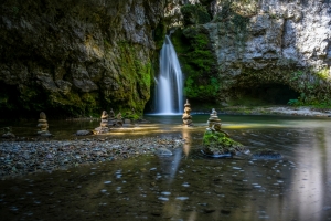 禅园瀑布4K风景壁纸