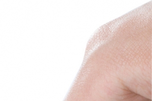 电商素材，手拿美工刀高清PNG透明免扣设计素材免费下载