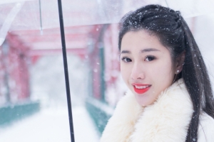 陈嘉嘉Tiffany 雪中美女3440x1440壁纸