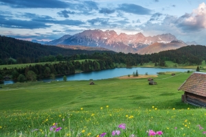 自然 森林 小山 房子 湖水 3440x1440风景壁纸