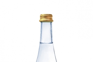 透明解渴窄口金色盖子的一瓶饮料