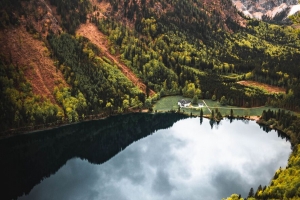 山 湖 树 房子 风景 4k壁纸 3840x2160