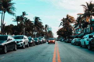道路 标记 棕榈树 汽车 4k壁纸 3840x2160