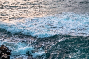海洋 波浪 水 地平线 石头 4k壁纸 3840x2160