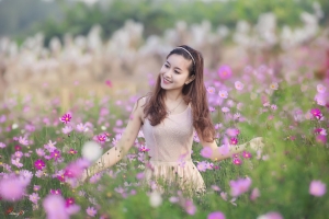 粉色小花可爱美女摄影图片