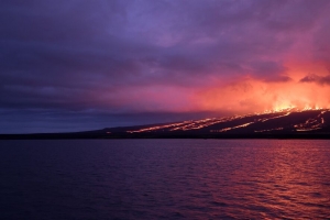 海 岛 火山 熔岩 火 夜间 4k壁纸 3840x2160