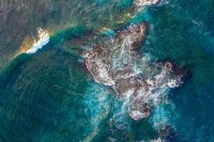 海 礁 鸟瞰图 波浪 水 4k壁纸 3840x2160