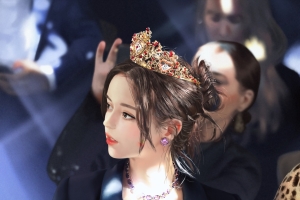 侧脸美女 皇冠 礼服 全面屏手机壁纸