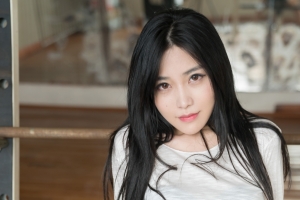 养眼长发美女许诺4k壁纸