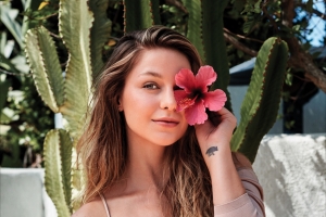手持鲜花的美女4K壁纸