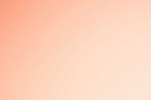 浅红色背景下的动画壁纸及手办