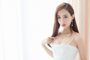 白色睡衣长发美女猫宝4k壁纸