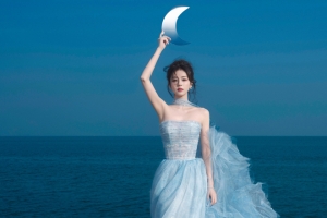 海边蓝色长裙子美女白鹿3440x1440带鱼屏壁纸