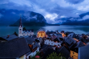 哈尔施塔特湖湖畔（Hallstatt）教堂 村庄 晚上风景4k壁纸