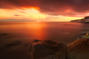 太阳落山时产生美丽的光照3440x1440风景壁纸