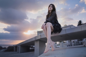 夕阳天空 美女仰拍 黑色连衣裙 4K壁纸 3840x2160