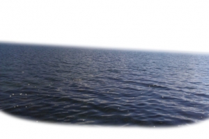 波光粼粼湖面漂游波浪