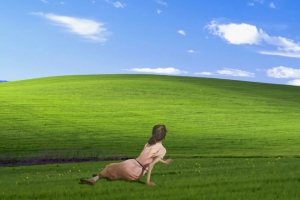 xp蓝天白云绿草地 女孩望向远方 3440x1440带鱼屏风景壁纸