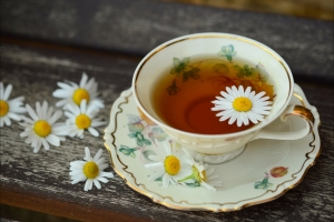 木桌上的一杯花茶4k图片