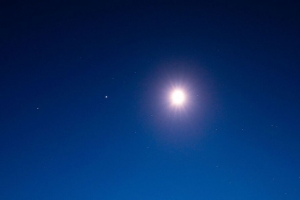 夜 月亮 星星 星空 地平线 海洋 4k壁纸 3840x2160