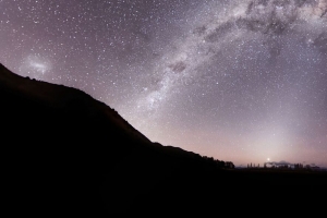 山丘 银河 星星 天空 紫色 深色 4k壁纸 3840x2160