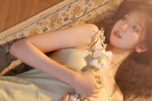 高清美女 鲜花 女孩 木屋 地毯 4k壁纸