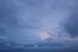 阴天海边日出