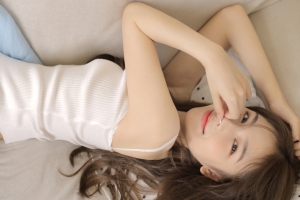 居家沙发清纯可爱养眼美女4k壁纸3840x2160