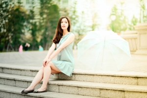 坐在阶梯的可爱美女4K壁纸