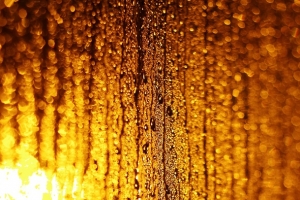 玻璃窗雨珠黄色灯光