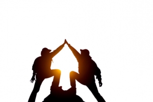 兄弟团结登山剪影高清PNG透明免扣设计素材免费下载