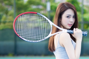 拿网球拍个性美女3440x1440壁纸