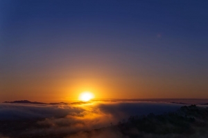 日落 山脉 云 太阳 地平线 深色 4k壁纸 3840x2160