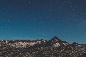 山脉 星空 夜晚 星星 山峰 雪地 4k壁纸 3840x2160