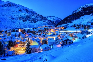 冬季夜晚瑞士安德马特小镇阿尔卑斯山脉雪景4K高清壁纸免费下载