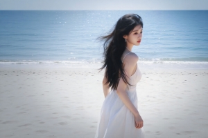 白裙优雅美女 回眸 海滩背景 沙滩美女4K壁纸