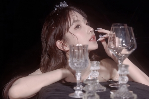 黄玉瑶美女玻璃杯2560x1600壁纸