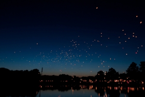 湖泊天空夜晚低光倒影天灯4K高清风景壁纸3840x2160免费下载