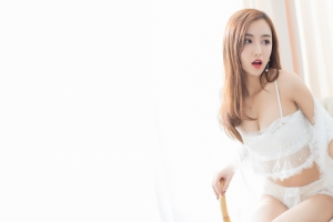 猫宝 居家性感白色吊带睡衣美女4k壁纸