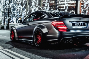 梅赛德斯-奔驰c63 amg 梅赛德斯 汽车 灰色 街道 灯光 圣诞 4k壁纸 3840x2160