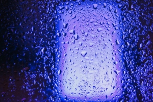 玻璃 潮湿 霓虹灯 水滴 雨水 4k壁纸 3840x2160