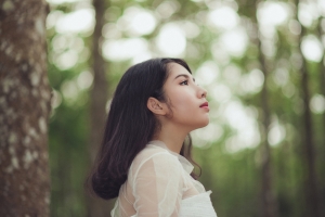 森林 女孩 白色衣服4k图片